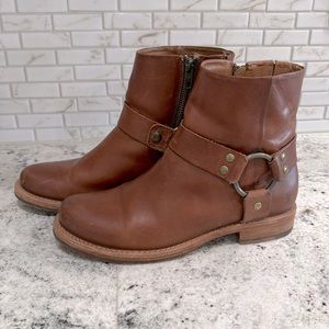Frye Veronica Harness Short size 9